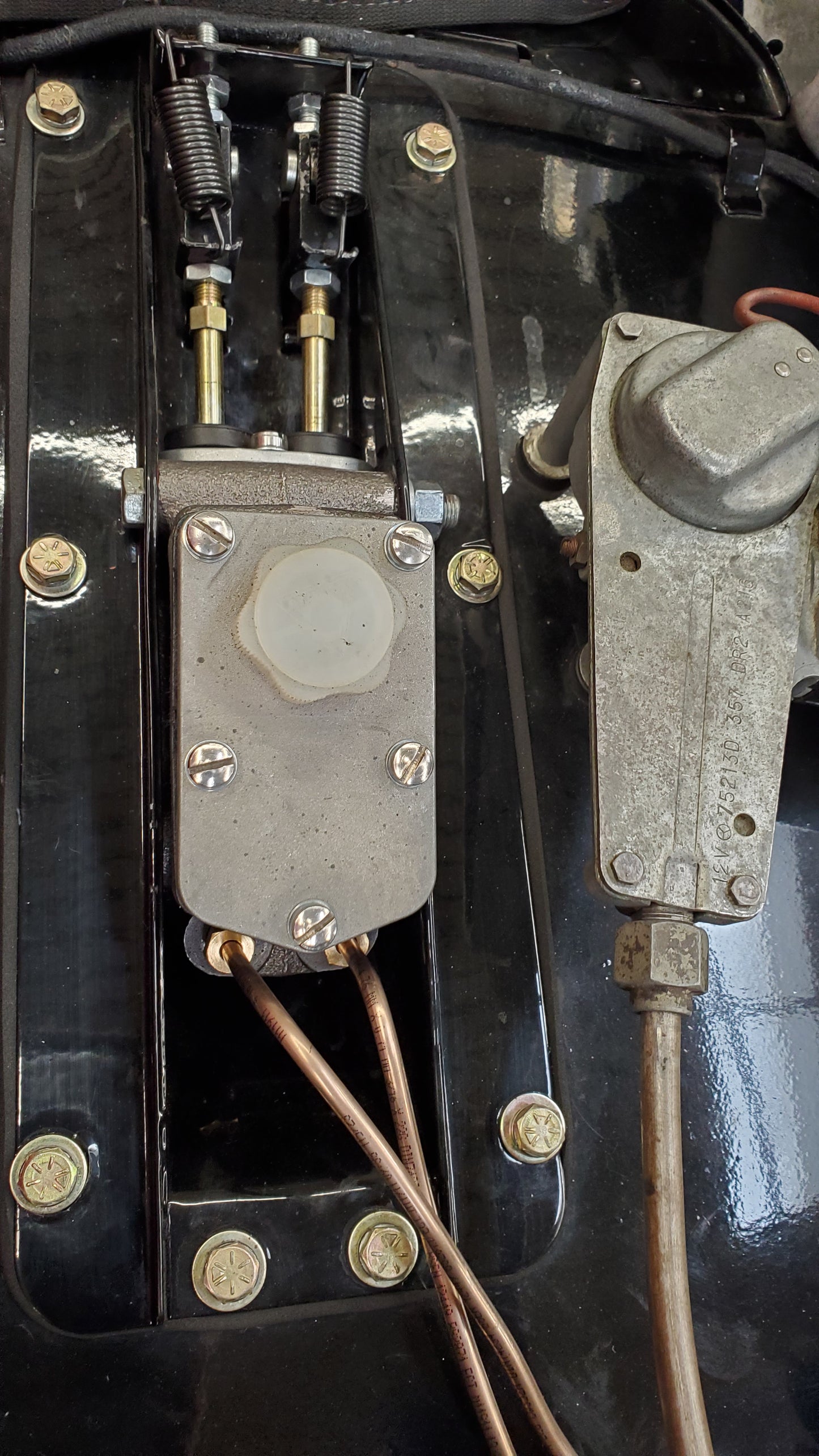 7/8" Master and 7/8" slave kit (for Mark 1 and 2 Sprites thru '62 and any cars with a single tandem master)