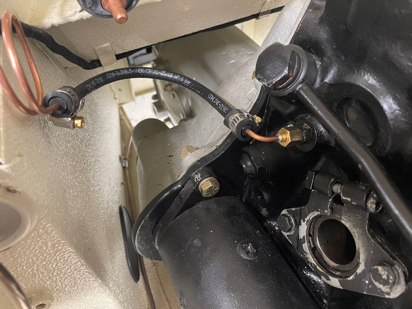 Oil pressure gauge rubber line (948-1275 Engines)