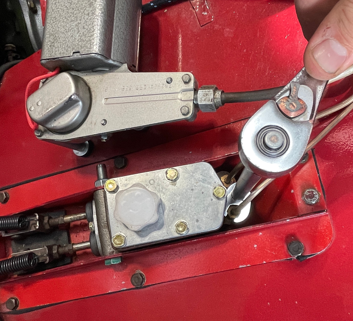 Master cylinder fitting wrench